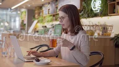 严肃的女人<strong>专心</strong>看着班长，在咖啡馆的桌子上喝茶